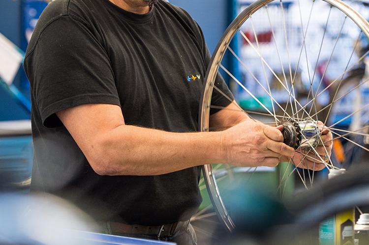 Mechaniker in der Velowerkstatt der Stiftng arwole